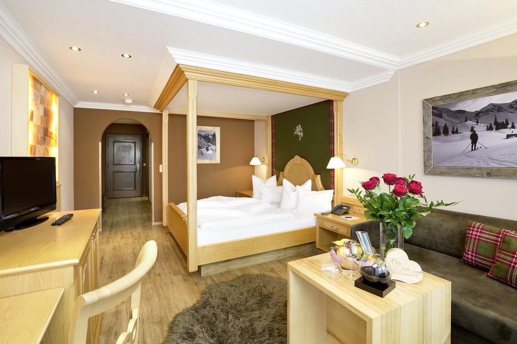Hotel "Zum Ritter" Tannheim Bagian luar foto