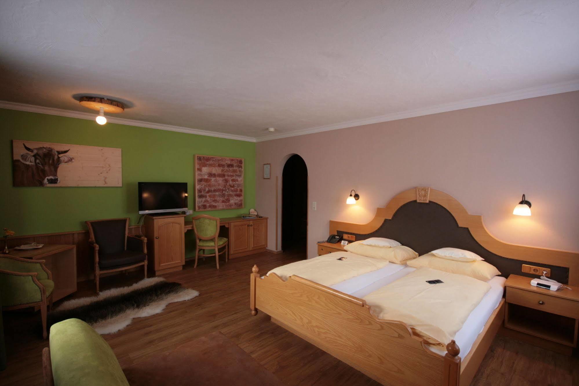 Hotel "Zum Ritter" Tannheim Bagian luar foto